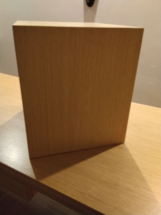 Mesa de escritório e 6 cubos de fixação de parede