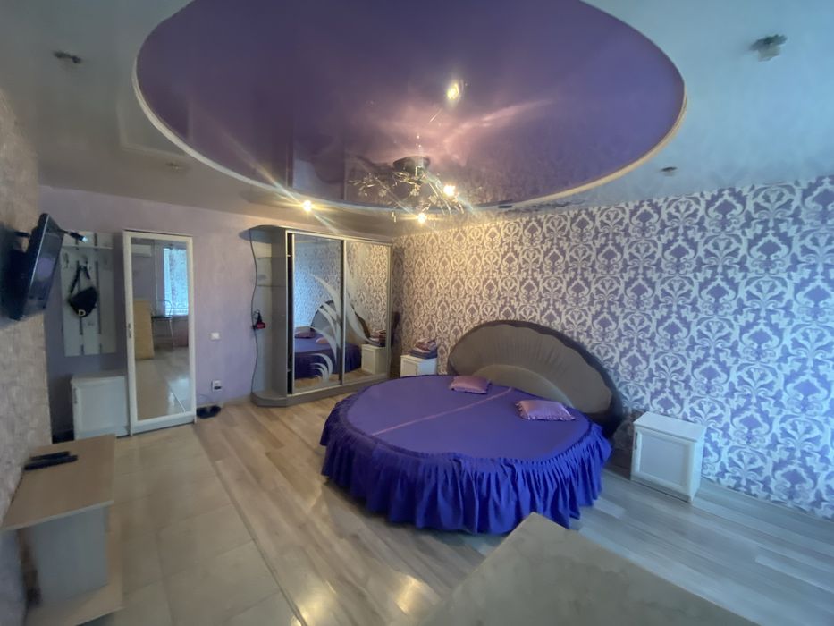 1 кімнатна люкс -студія в центрі.