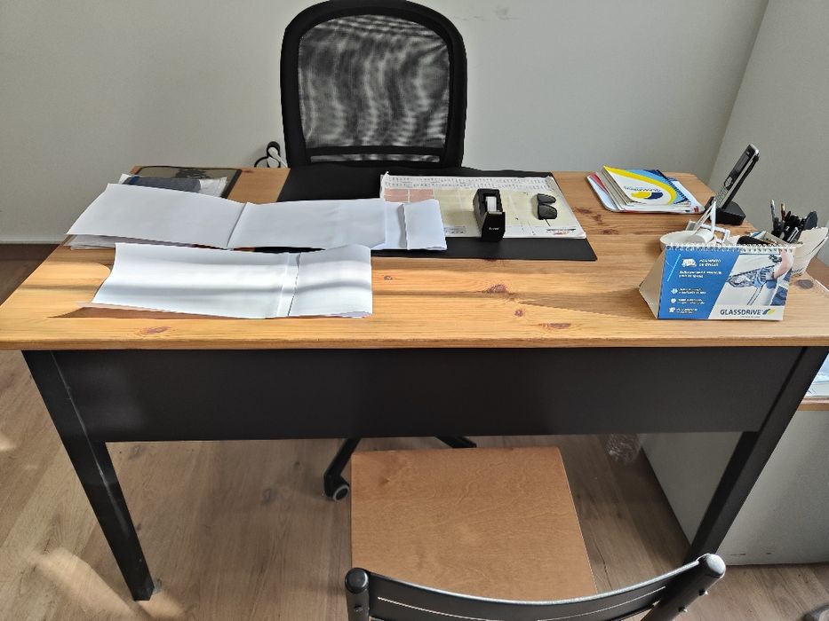 Secretária  com 2 gavetas