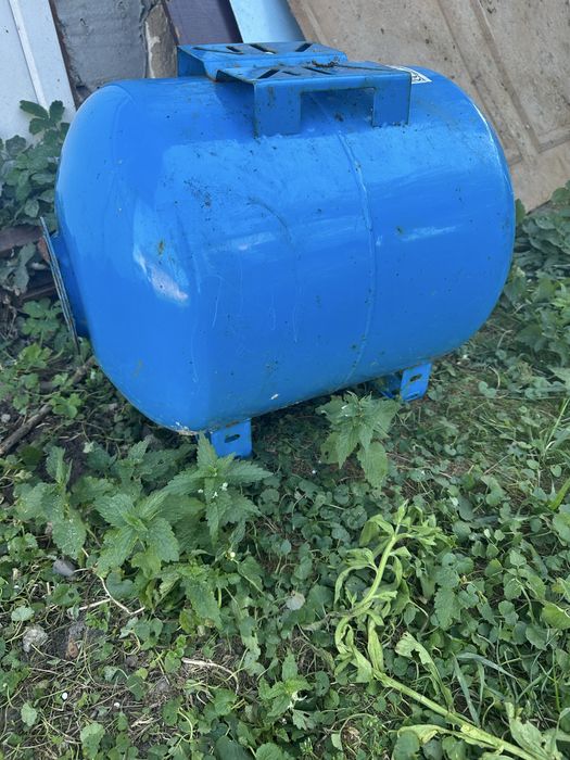 Продаєсі бак для насоса