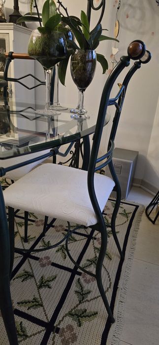 Mesa com seis cadeiras