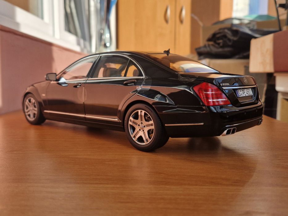 1:18 Mercedes w221 s600 Motorhelix