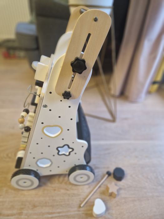 Drewniany chodzik, pchacz z regulowana rączką dla rocznego dziecka