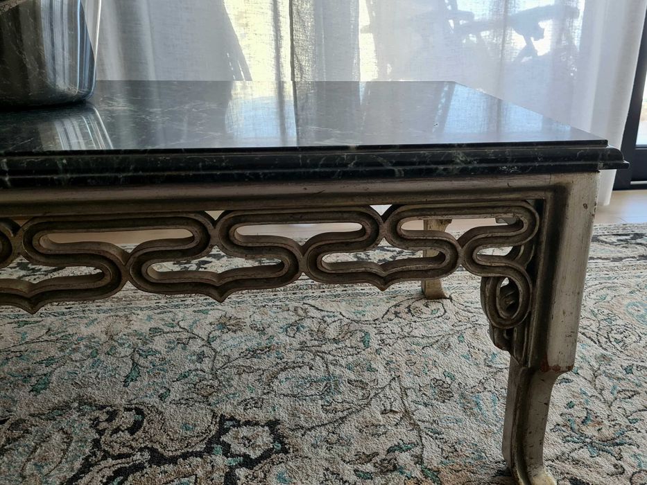 Mesa de Centro com Tampo em Mármore Verde e Estrutura em Madeira