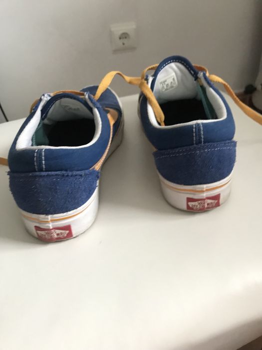 Vans azuis e laranja