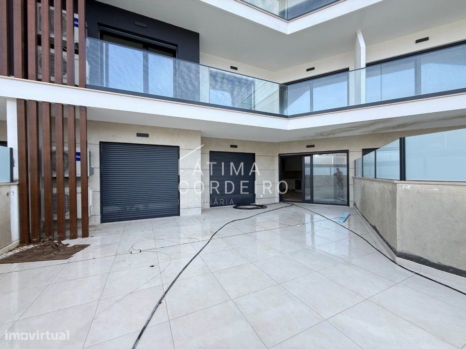 T2 com Terraço de 72m2 com Jacuzzi - Sto António da Caparica