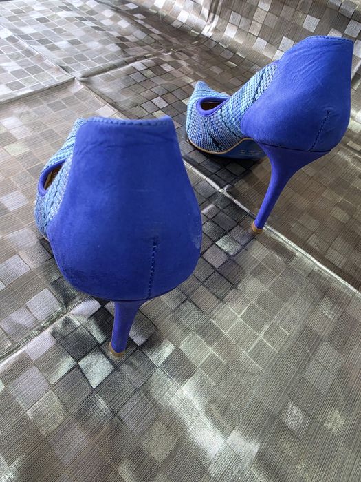 Sapatos de salto agulha em camurça azul com estampa geométrica texturizada