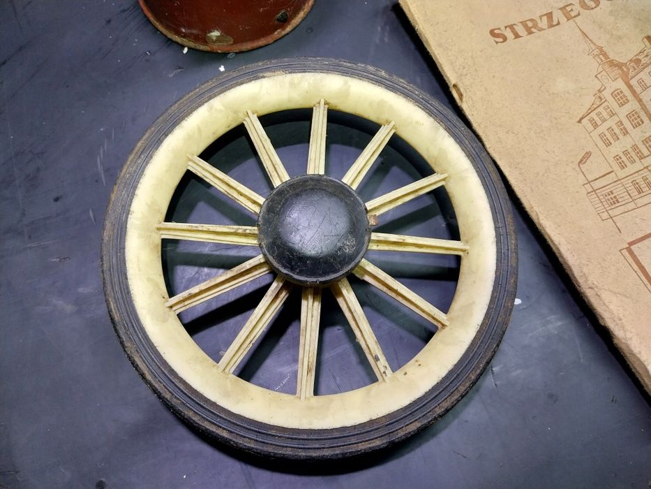 Zabytkowe przedmioty PRL KOMUNA dzbanek koło wózka lokówka zeszyt inne
