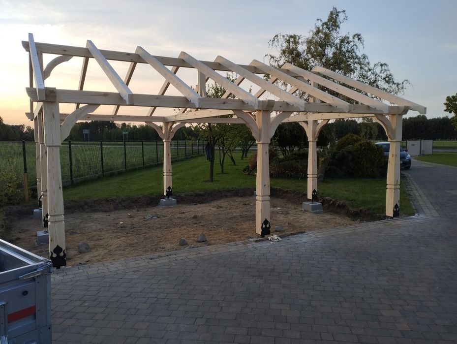 Konstrukcja Wiata na auta carport zdobiona lub gładka