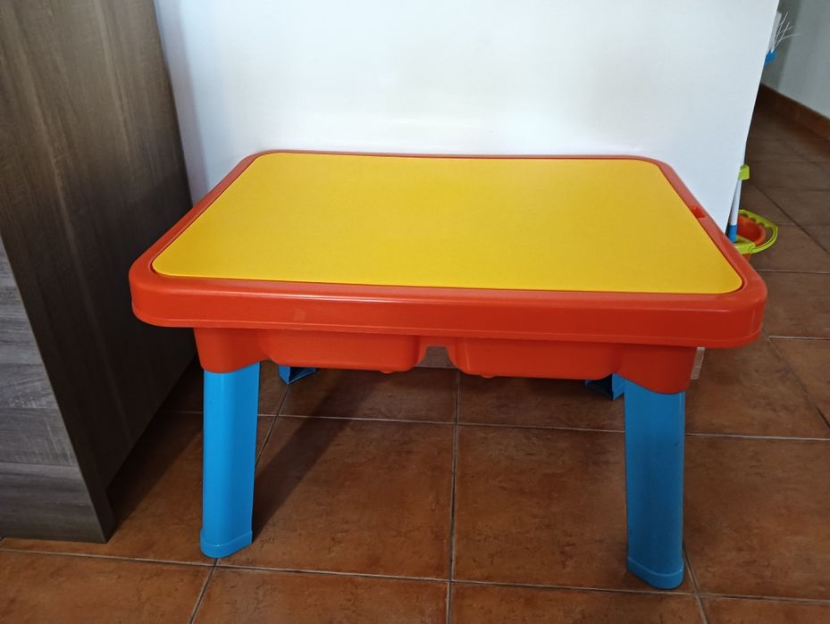 Mesa multifunções para criança - como nova