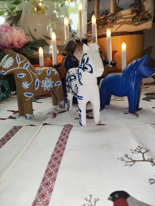 Trzy koniki z drewna Antyk szwedzkie we wzory dekoracja skandynawska