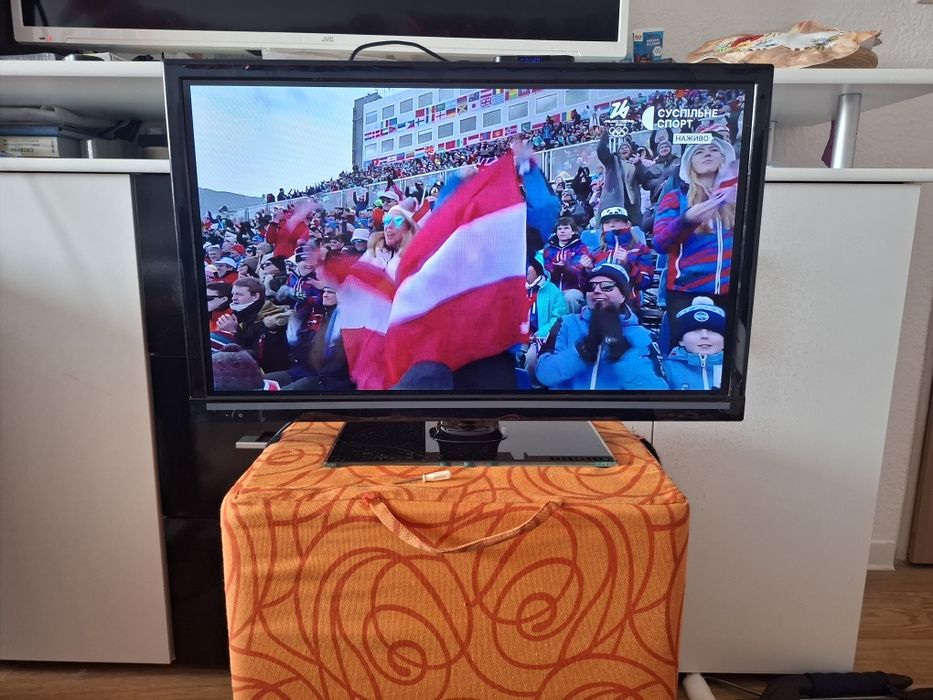 Монітор  телевізор  24  дюйми, HDMI порт,на підставці в  супер  стані.