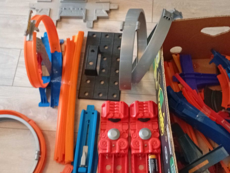 Tory wyścigowe  hot wheelss