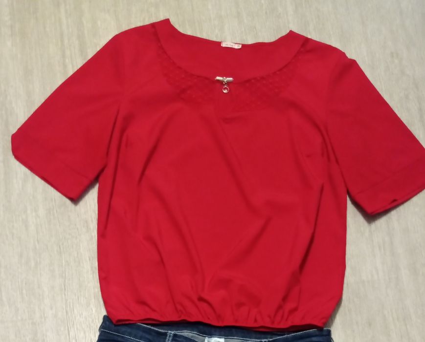 Блуза червоного кольору, на резинці.