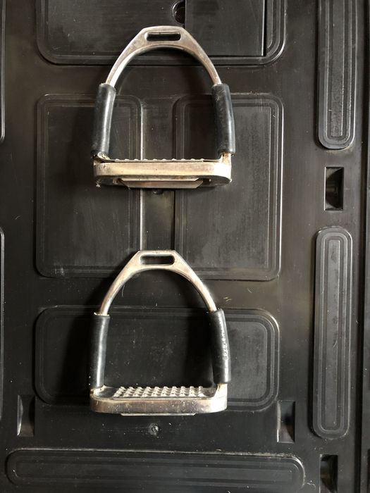 Pelhame de borracha, bridão, estribos, cilha com babete, cilhão