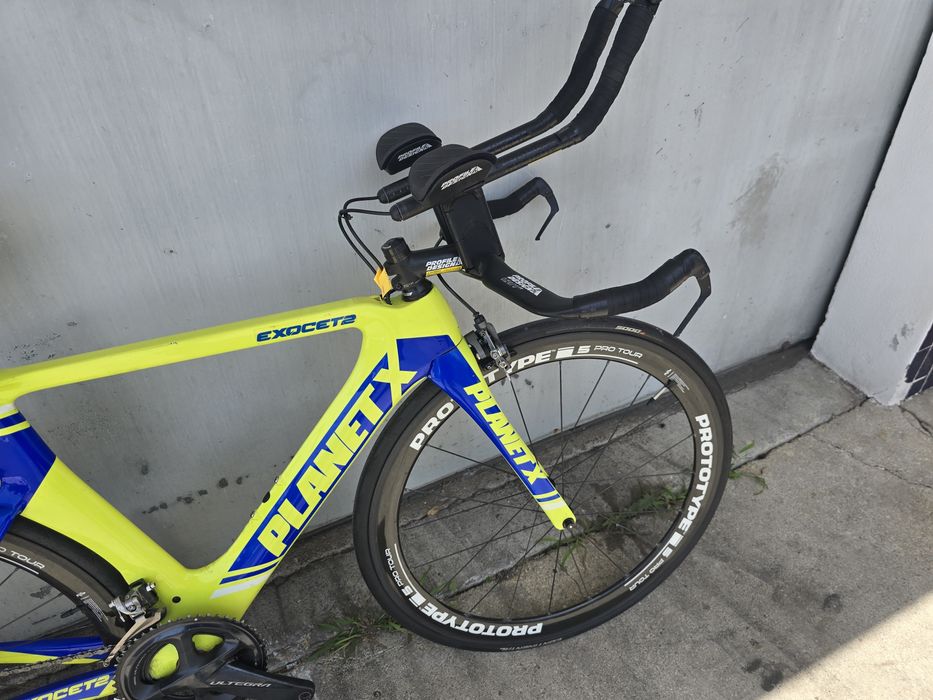 Bicicleta de tt com rodas de carbono