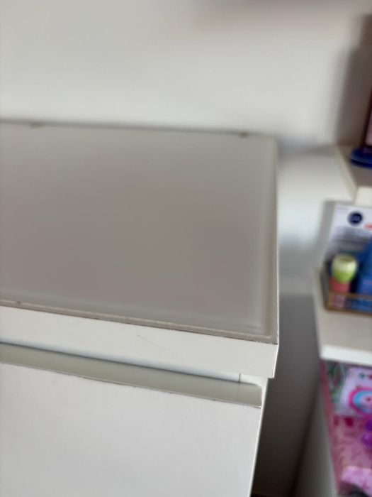 Cómoda 4 gavetas com vidro