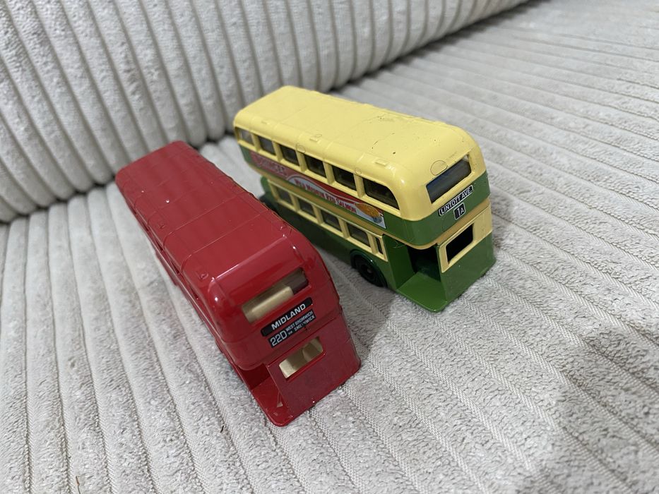 Dwa model autobusów Days Gone