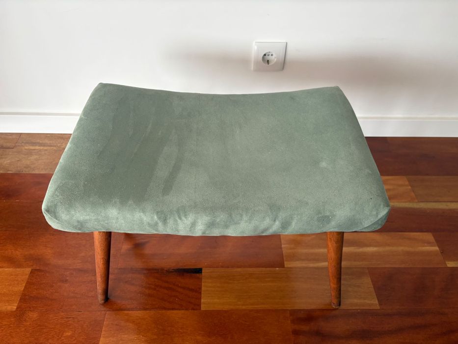 Banco vintage dos anos 60-70, com  pés de palito em madeira