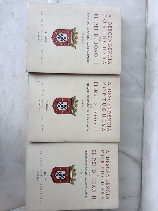 Coleção completa (3 volumes) – A Descendência Portuguesa de El-Rei D. João II, de Fernando de Castro da Silva Canedo.