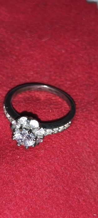 Pierścionek z cyrkoniami