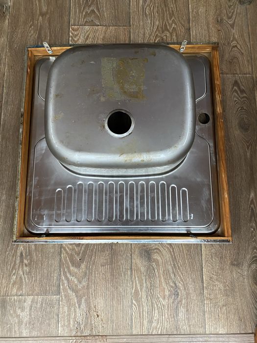 Мийка кухонна із нержавийки.