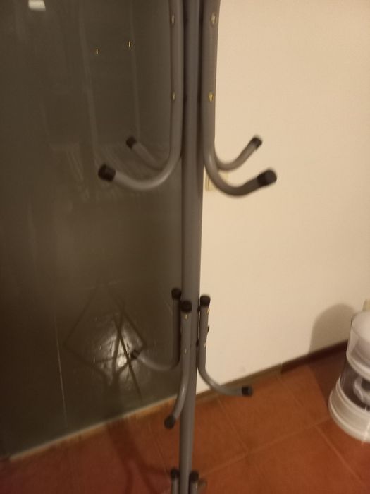 Cabide de metal quase novo
