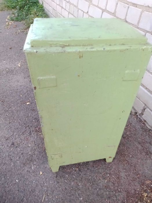 Шкаф металлический с дверцами. Ключик.
Размер: 35см.Х 60см.Х25см.