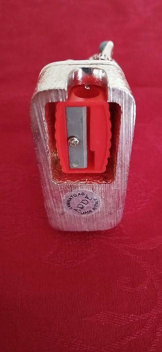 Palhaço de prata laminada com afia-lápis