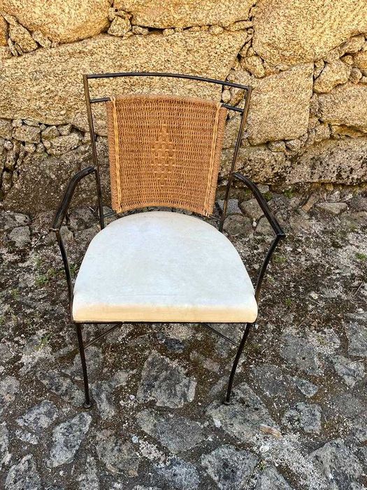 Jogo de cama de casal, 2 mesinhas de cabeceira e cadeira.