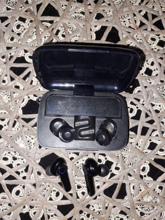 Słuchawki bezprzewodowe Bluetooth TWS V5.3 z powerbankiem i latarką.