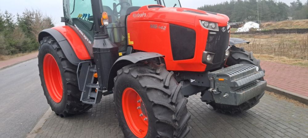 Ciągnik marki Kubota m6 142