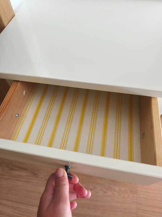 Mesa de cabeceira/apoio IKEA hemnes