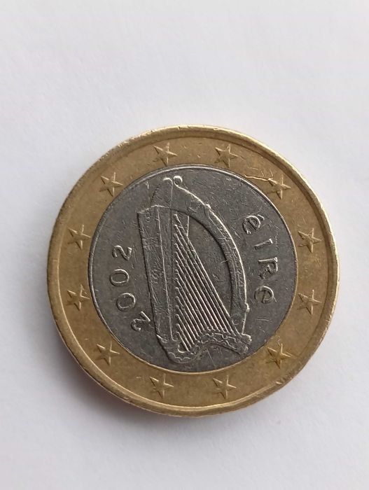 Magnífica moeda de 1€, 2002, Irlanda, circulo central com defeito.