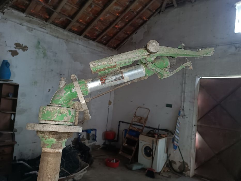 Varas e canhões de rega de milho