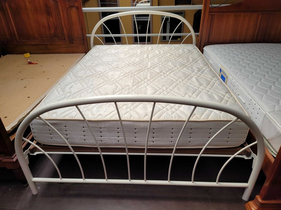 Cama em ferro com estrado e colchão - Bom estad