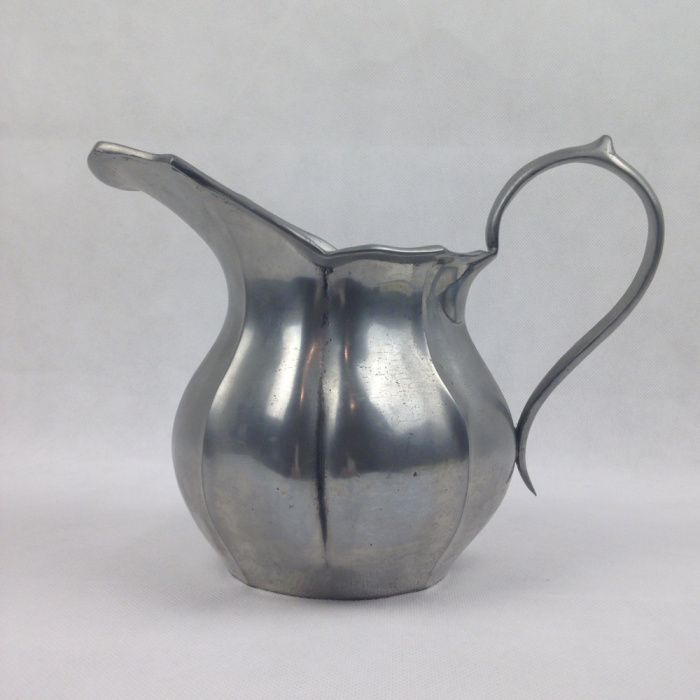 Conjunto de Jarro e Prato em Estanho