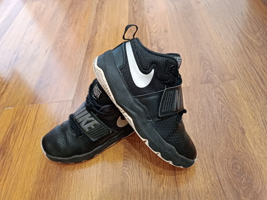 Фірмові  Nike Team Hustle D8 32р 20-20,5см  шкіра з перфорацією дешево