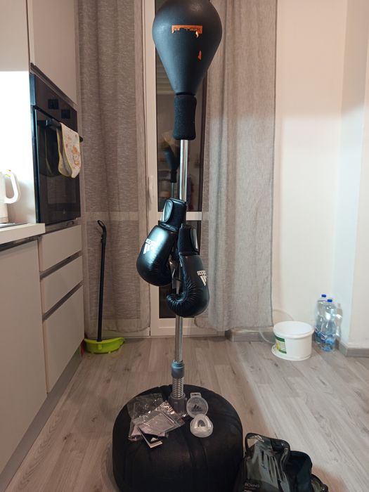 Підлогова боксерська груша Decathlon Outshock.