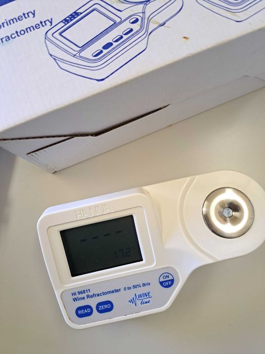 Refratómetro digital para medir grau brix em sumo de uvas
