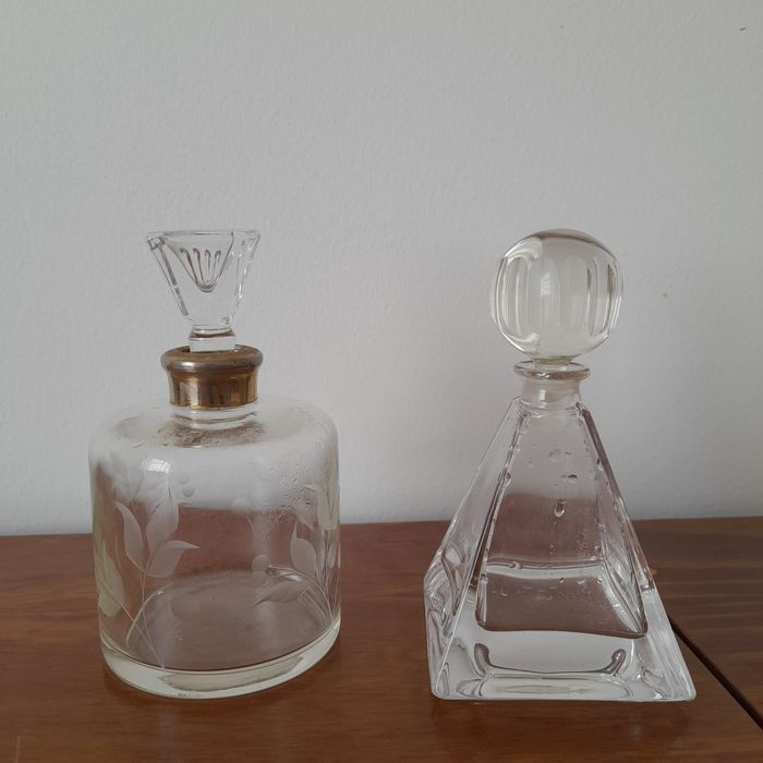 Cinzeiros pousadas e frascos de cristal