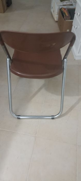 Cadeiras em inox e plástico