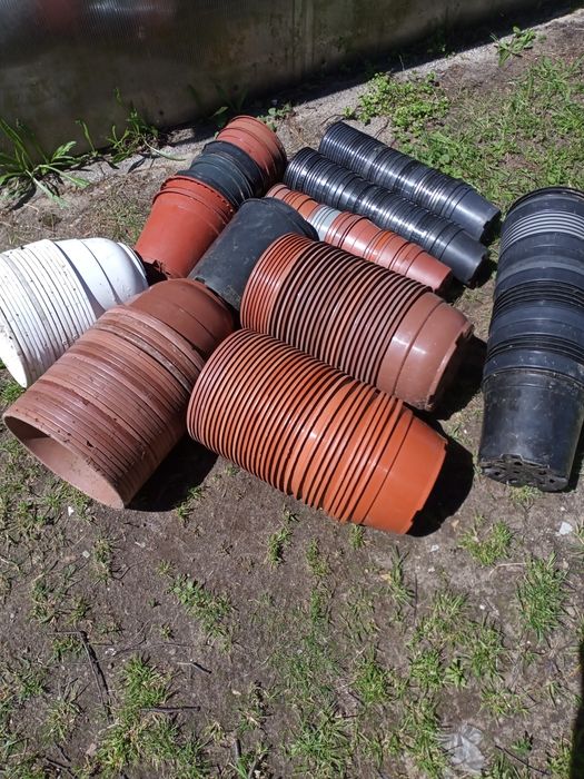 Plastikowe doniczki