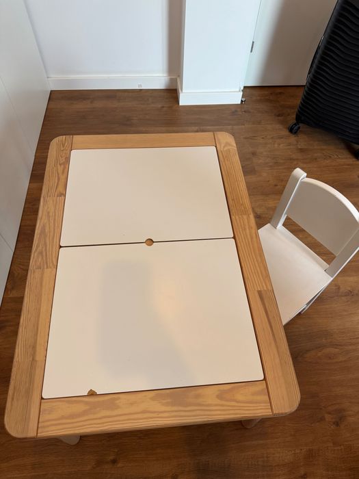 Mesa com arrumação e cadeira para criança