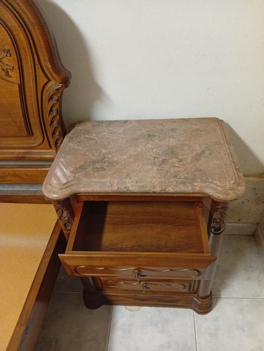 Quarto de casal em madeira maciça – cama + 2 mesas de cabeceira + cómoda com espelho
