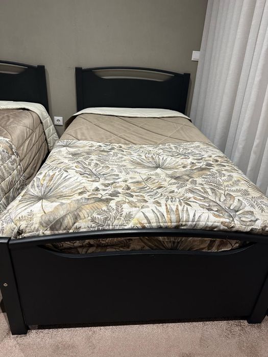 Duas Camas pretas solteiro com colchão e estrado