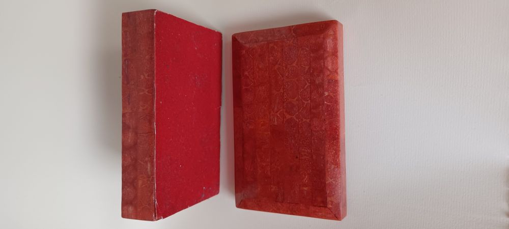 Szkatułka z korala. 13,5x8x4,5 cm.