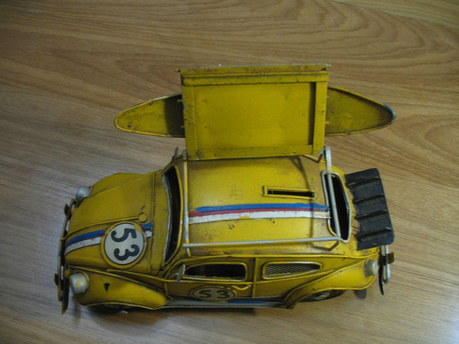 Carro carocha em chapa que também serve de mealheiro