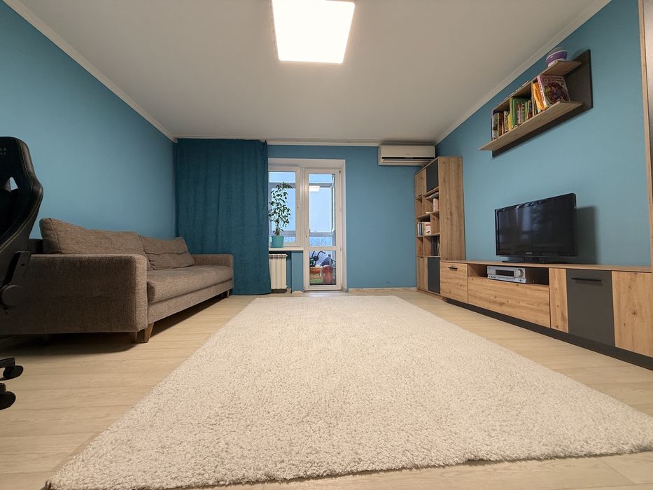 Продам 2-ух ком кв просторную Кирпич Тополь 3 от Созидателя