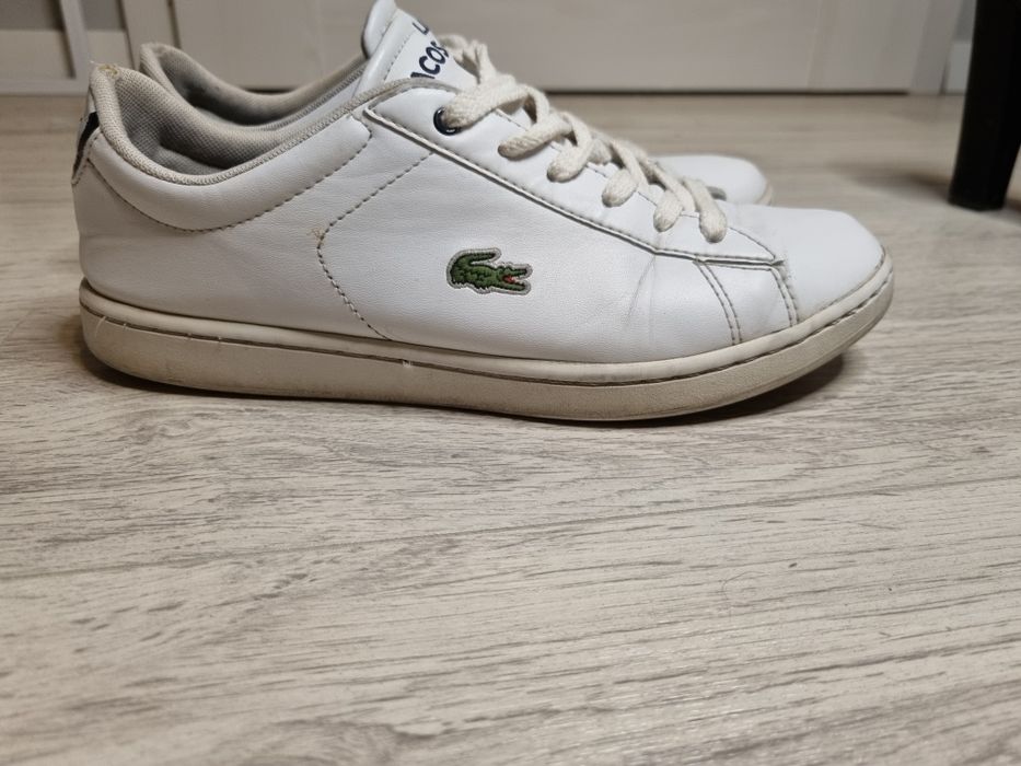 Białe buty lacoste